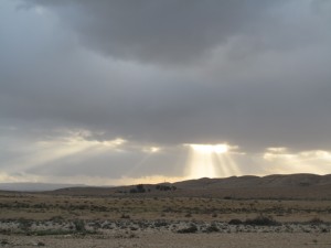 קרני השמש בוקעות מבעד לשמיכת העננים המכסה את המכתש הגדול | צילום: אילה טייכמן